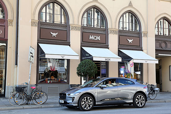 Kostja Ullmann mit dem vollelektrischen Jaguar I-PACE in München (Photo: Gisela Schober/Getty Images für Jaguar Land Rover/PR)